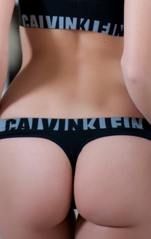 Tanga Calvin Klein QF1568 černá