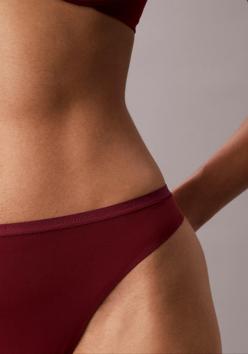 Dámská tanga Calvin Klein QF7820